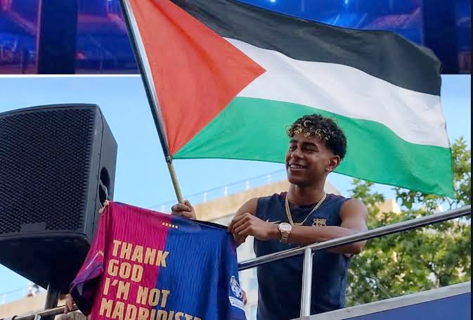 Lamine Yamal mengibarkan bendera Palestina dalam perayaan juara Barcelola, klub yang diperkuatnya. (ist)
