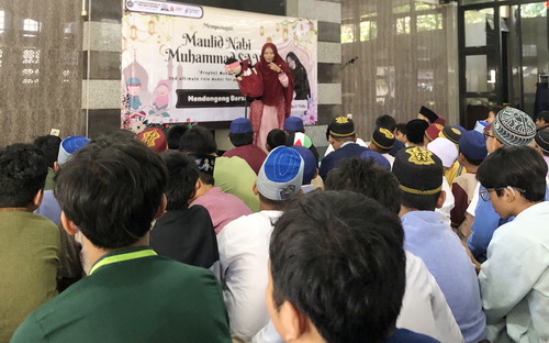 Kak Rika dan Mulia menghibur siswa SD Muhammadiyah 29 Surabaya dalam peringatan Maulid Nabi. (ist)