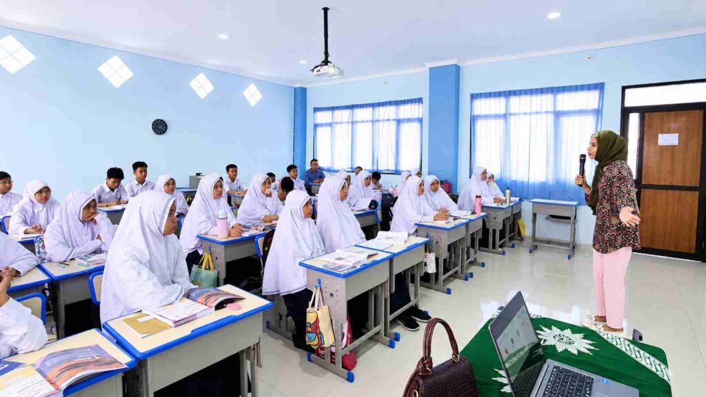 Guest Teacher di SMP Muhammadiyah 15 Surabaya, Perkuat Pembelajaran Matematika Berwawasan Global
