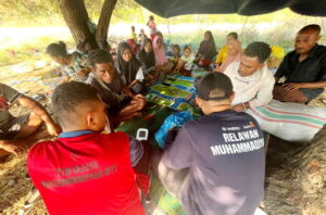 Relawan Muhammadiyah memeriksa kesehatan para penyintas bencana NTT di tenda darurat. (ist)