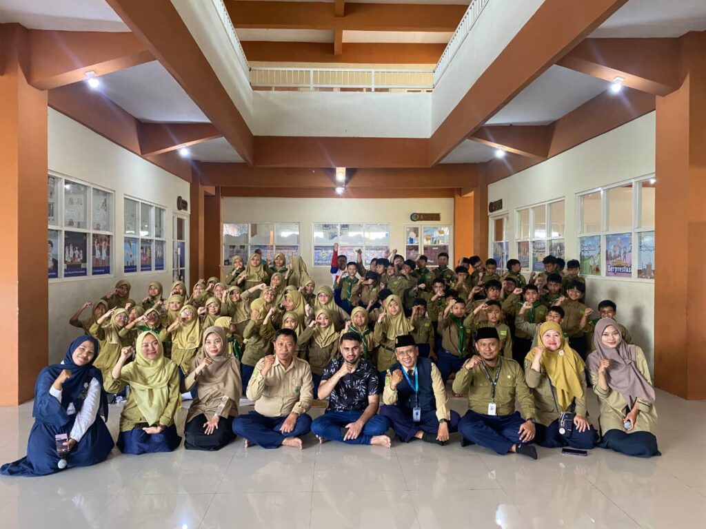 Melatih Berkomunikasi dengan Bahasa Inggris, Native Talk SDM Limas bersama Tourist dari Pakistan