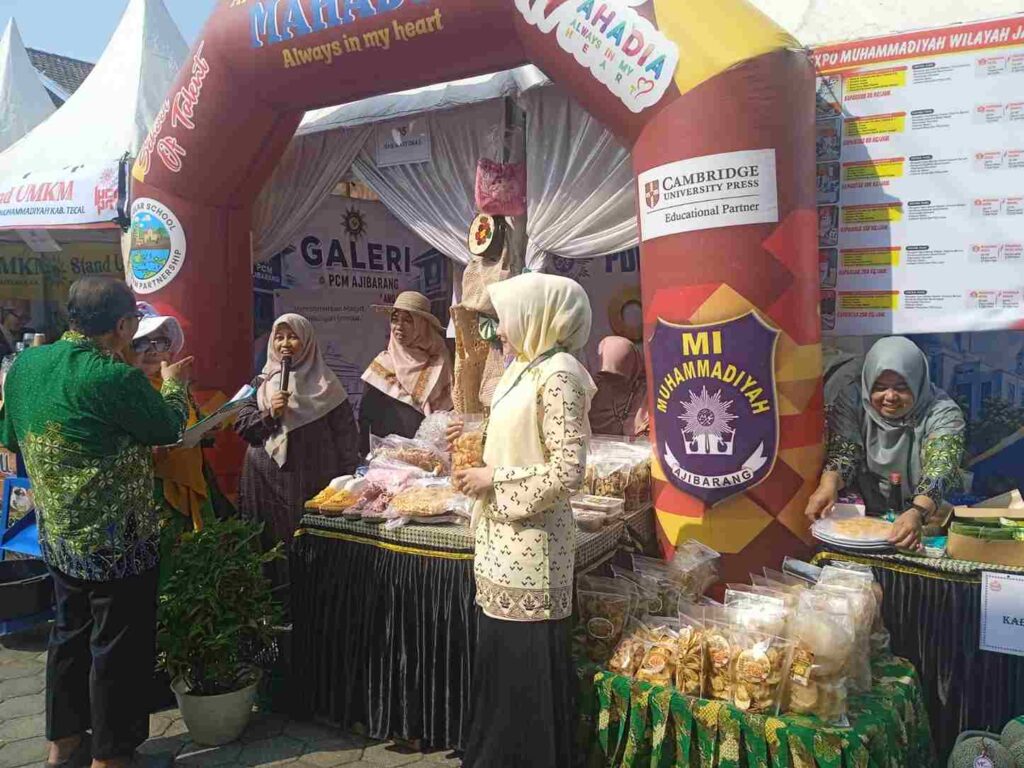 SMK Muhammadiyah 2 Ajibarang Unjuk Gigi: Mesin Pencacah Kedelai Tampil di Expo CRM Jateng