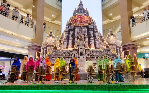 Tim angklung SixEs (The Sixers Ethnic Symphony) saat tampil di atas panggung. (ist)