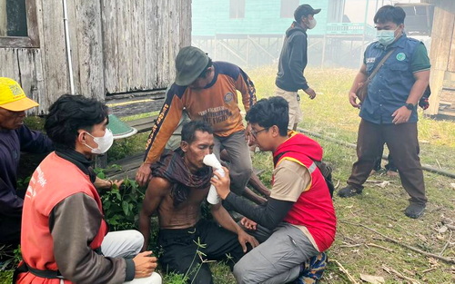 Relawan Muhammadiyah Kalteng memberi bantuan oksigen pada warga yang terpapar asap karhutla. (ist)