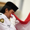 Hukum Mencium Bendera Merah Putih dengan Penuh Haru