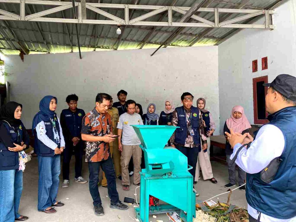 Sulap Limbah Pisang, Mahasiswa KKN UMSURA Kenalkan Teknologi PISANGCHOP