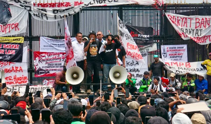Rakyat Diberi Tenggat, Uang Diberi Perlindungan