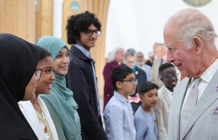 Raja Charles III berdialog dengan remaja Muslim di salah satu masjid di Cambridge, Inggris. (ist)