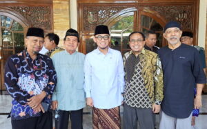 Wamenhaj Dahnil Anzar Simanjuntak usai melaksanakan salat zuhur di Masjid Al Badar, kompleks kantor PWM Jatim. (ist)