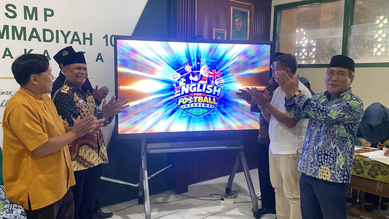 SMP Muhammadiyah 10 Surakarta Luncurkan English for Football Academy