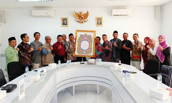 Majelis Tabligh PWM Jatim menyerahkan cinderamata pada UMLA.