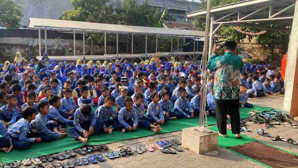 Siswa SD Muhammadiyah 24 Gajahan Surakarta Galang Dana Gempa Flores
