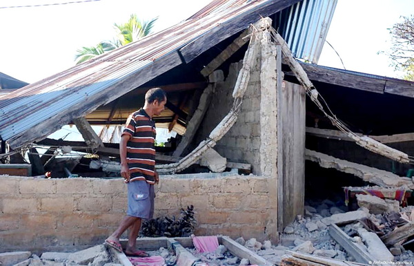 Penyintas gempa NTT di antara puing rumahnya yang telah hancur. (ist)