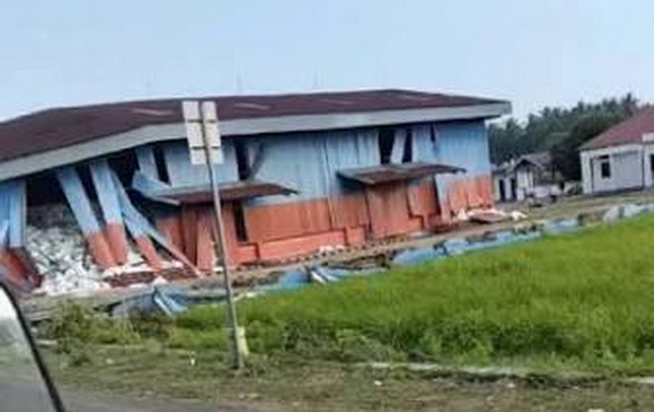 Gudang Bulog di Ruteng rusak parah terdampak gempa. (ist)