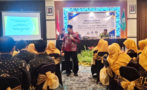 Dr. Sholihin Fanani saat memberikan motivasi pada para guru Muhammadiyah. (ist)
