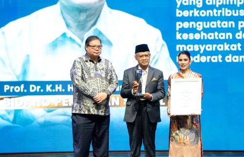 Haedar Nashir menerima Penghargaan Achmad Bakrie XXII 2026 untuk Bidang Pemikiran Sosial. (ist)