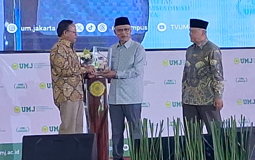 Haedar Nashir saat menerima kartu wartawan utama khusus dari Ketua Dewan Pers Komarudin Hidayat. (ist)
