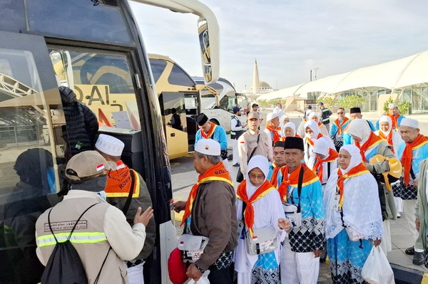 Jemaah haji Indonesia menaiki bus dari Madinah menuju Makkah. (ist)