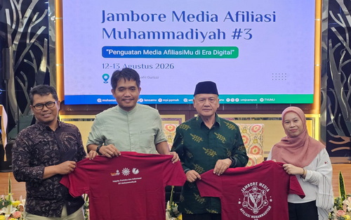 Dadang Kahmad saat menyerahkan kaus dalam pembukaan Jambore Media Afiliasi Muhammadiyah. (asep)