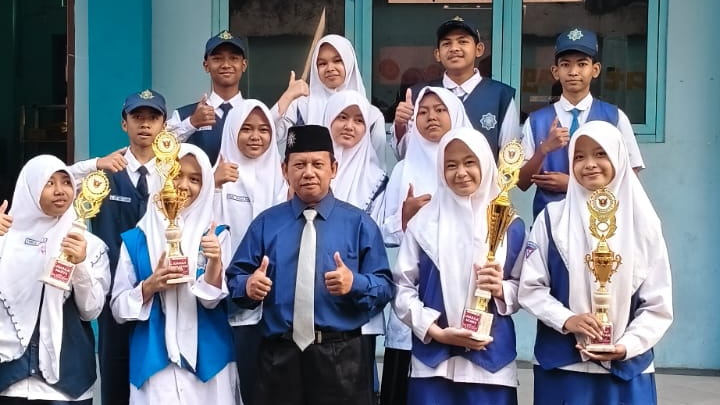 Kepala sekolah Spemjitu bersama siswa juara. (ist)