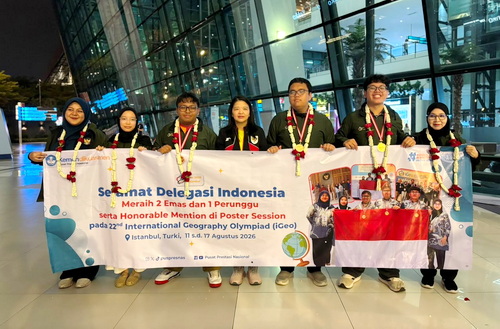 Pelajar Indonesia yang berhasil mengharumlkan bangsa disambut di bandara. (ist)
