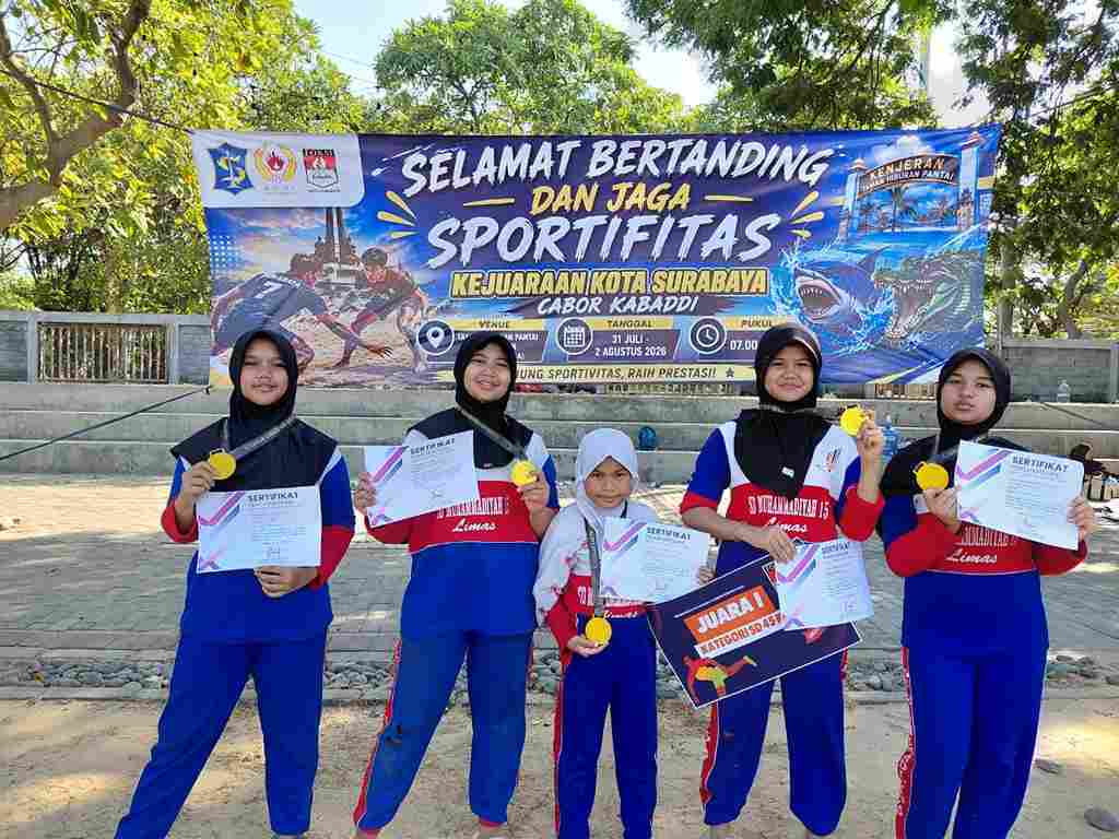 Tim Putri SD Muhammadiyah 15 Surabaya Juara 1 Kejurkot Beach Kabaddi Surabaya 2026