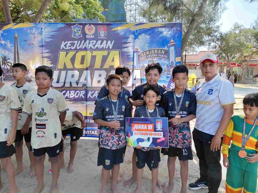 Tim Putri SD Muhammadiyah 15 Surabaya Juara 1 Kejurkot Beach Kabaddi Surabaya 2026