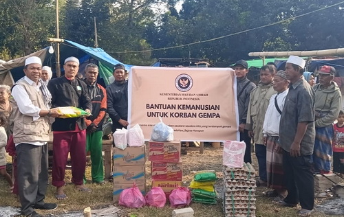 Kemenhaj salurkan bantuan untuk pengungsi bencana Flores. (ist)