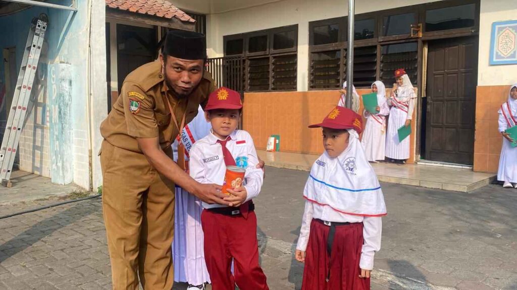 Kencleng Surga Warnai Upacara Perdana SD Muhammadiyah 24 Gajahan Surakarta