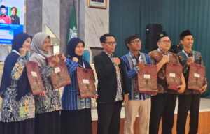 Pemberian hadiah pada peserta terbaik. (ist) 