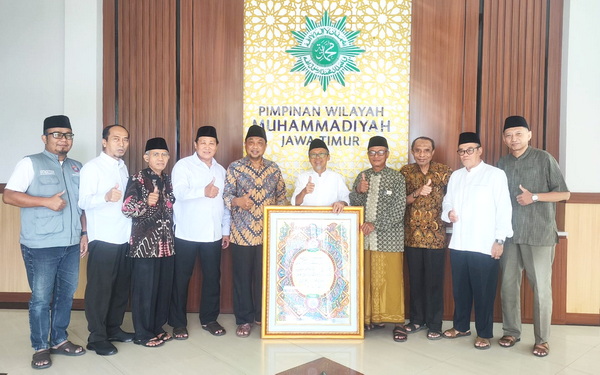 Majelis Tabligh PWM Jatim memberikan kenang-kenangan berupa Kaligrafi, juara pertama peserta Fashmu ke-3 Lamongan. (ist)