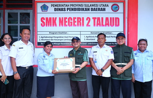 Kemendikdasmen bagikan 10 laptop untuk SMKN 2 Talaud, 10 laptop untuk SMPN 2 Nanusa, dan 10 laptop untuk SDN Miangas. (ist)
