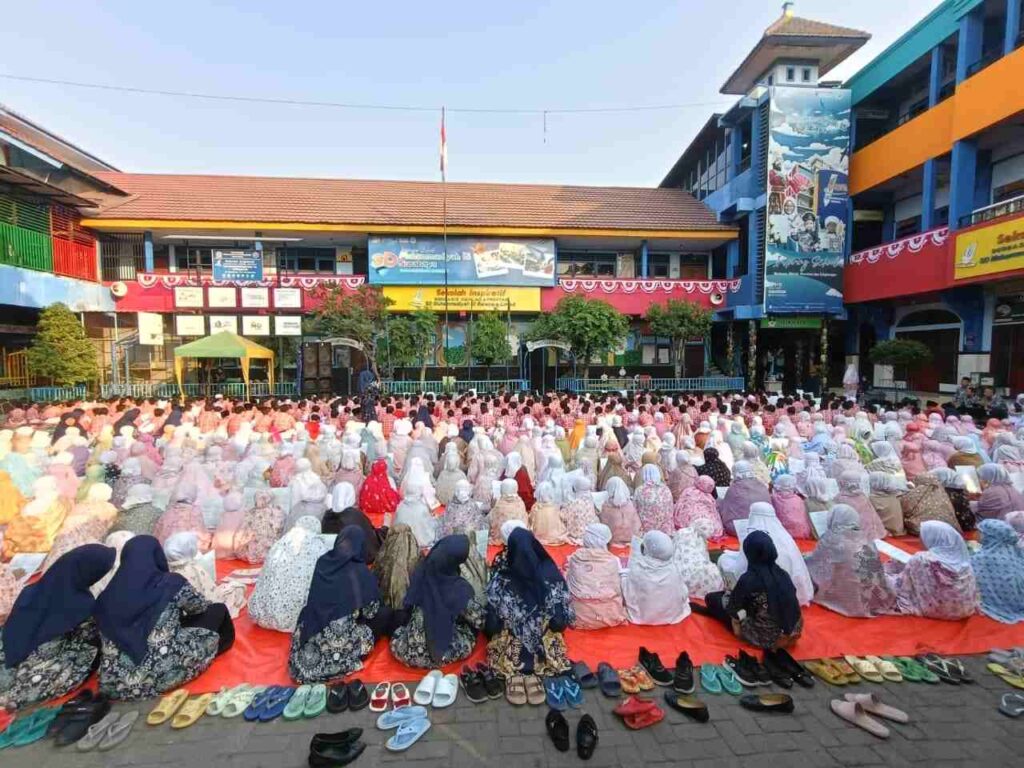 Syiar Islam Lewat Friday Charity, Salat Dhuha dan Gema Al Kahfi di Halaman SDM Limas