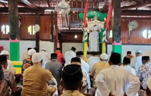 Masjid Tua Wapauwe saat menggelar salat Jumat. (ist)