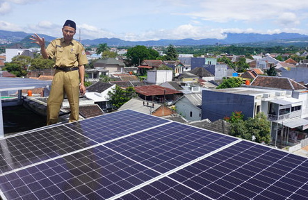 Panel surya di Masjid KH Ahmad Dahlan, Desa Ngijo, Kecamatan Karangploso, Kabupaten Malang, Jawa Timur. (foto: greeners)