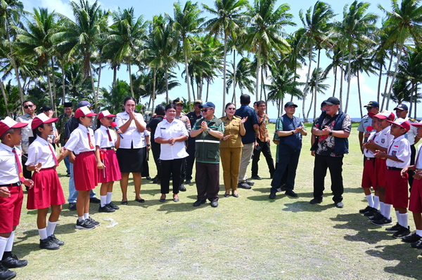 Mendikdasmen Abdul Mu'ti, gembira bersama para murid dan guru SD di Miangas. (ist)