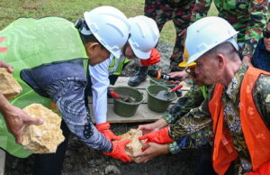Mendikdasmen Abdul Mu’ti melakukan peletakan batu pertama pembangunan SD Plus Muhammadiyah Sinabang. (ist)