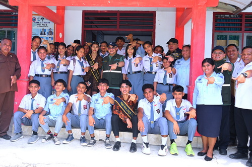 Para murid semakin ceria setelah sekolahnya tersentuh revitalisasi. (ist)
