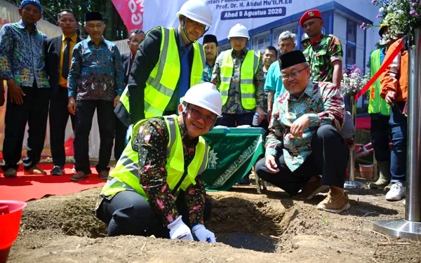 Mendikdasmen Abdul Mu'ti saat peletakan batu pertama fasilitas AUM di Malang,Jawa Timur. (ist)