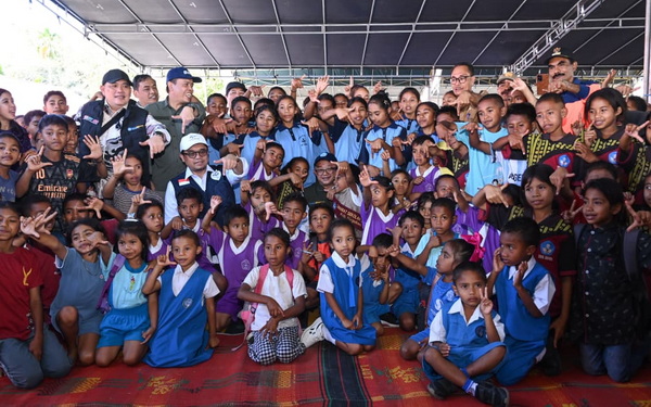 Mendikdasmen Abdul Mu'ti bersama para murid korban gempa di NTT. (ist)