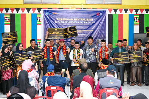 Mendikdasmen Abdul Mu’ti dalam peresmian revitalisasi satuan pendidikan di Kabupaten Simeulue, Provinsi Aceh. (ist)