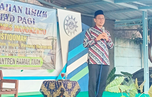 Ustaz Munahar saat memberikan ceramah di Pesantren Muhammadiyah Boarding School (MBS) Mojokerto. (ist)