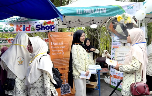 Stan Lazismu NA Jatim di area Muktamar yang banyak dikunjungi muktamirin dan masyarakat umum. (ist)