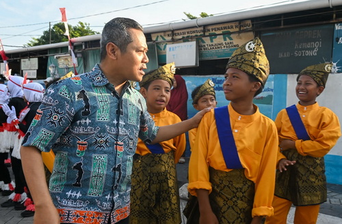 Wamen Fajar saat membuka kegiatan gerak jalan peringatan HUT ke-81 Republik Indonesia di Pulau Belakang Padang. (ist)