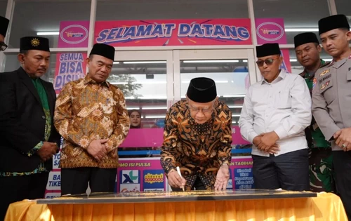 Haedar Nashir menandatangani prasasti peresmian Mentari Mart di Jember. (ist)