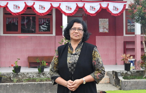 Mantan Kepala SDN 03 Kertek Wonosobo, Maria Magdalena Juliati, di depan sekolah yang telah direnovasi. (ist)