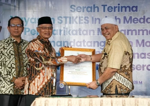 Serah Terima STIKes Indah Medan kepada Muhammadiyah. (ist)