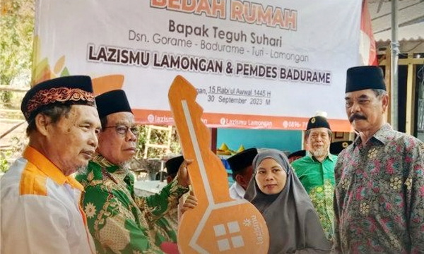 Sujudna saat menyerahan kunci dalam program bedah rumah di Lamongan. (ist)