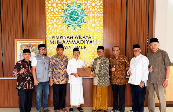 Wakil Ketua PWM Jawa Timur, Dr. Moh. Sulthon Amien, M.M., saat menerima album foto kenangan Fashmu ke-3. (ist)