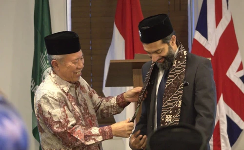 Ketua PP Muhammadiyah, Syafiq A. Mughni, memberikan selendang batik pada Wajid Akhter. (ist)